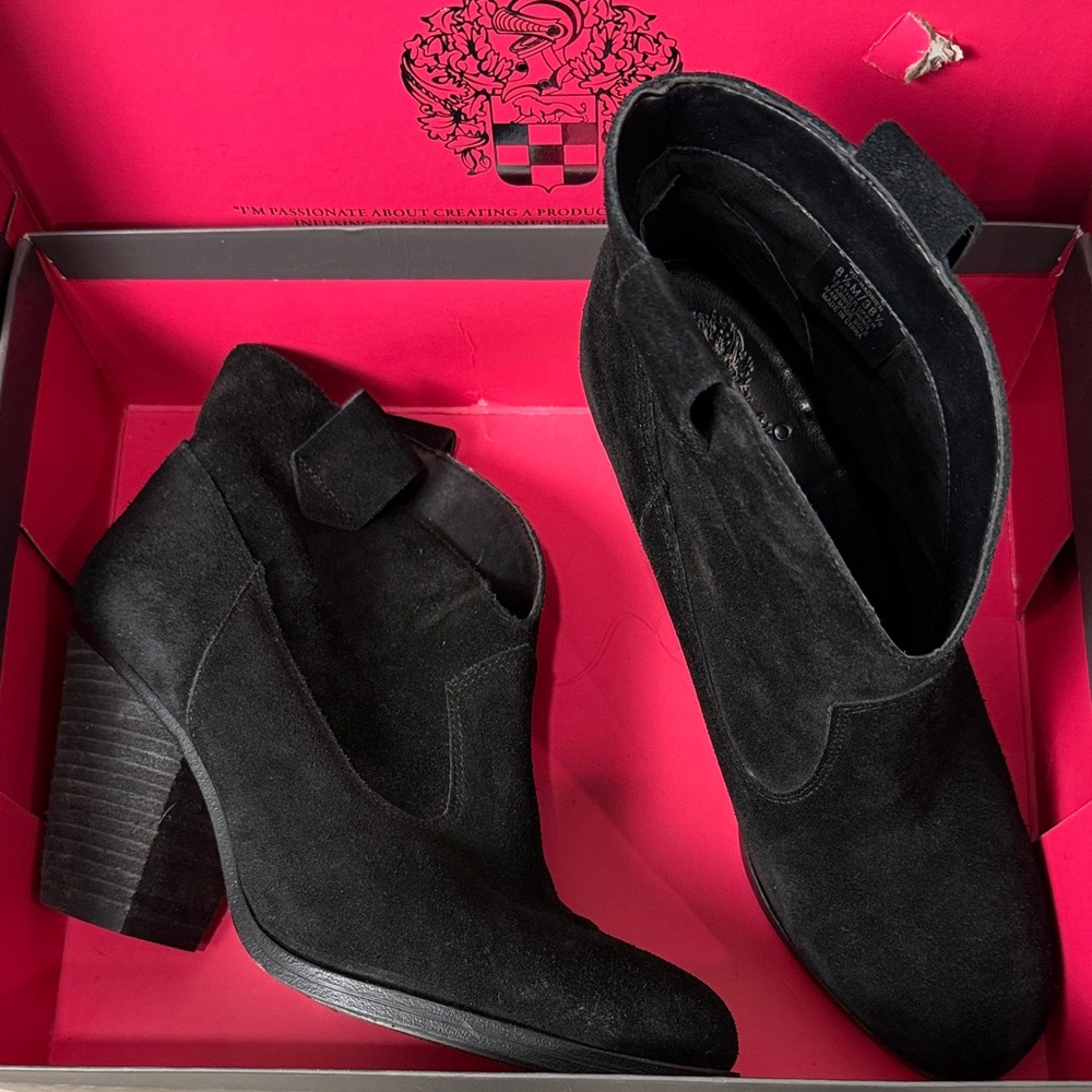 Vince Camuto Ankle Booties / Suede/ EUC / Size 8.5